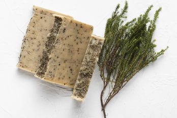 jabon de hierbas naturales en el spa